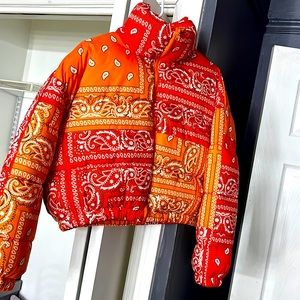 Cropped organge and yellow  puffer. 2 pocketd with heat protection in  inside